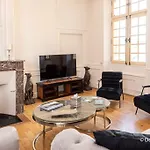 Mana - Matahina Avec Vue Superbe Sur La Place Ducale Et Parking Prive Inclus 公寓 *