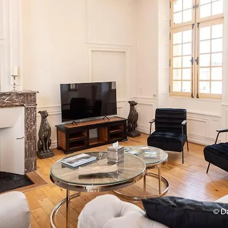 Mana - Matahina Avec Vue Superbe Sur La Place Ducale Et Parking Prive Inclus 아파트 *